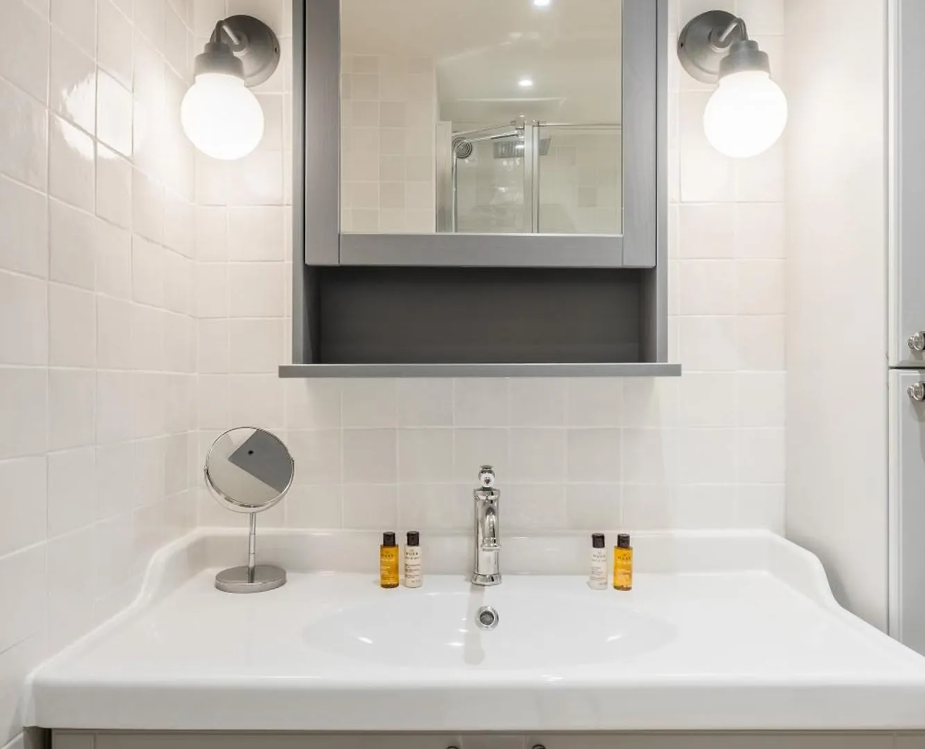 Veeve - Grand In Grey Apartment Paris