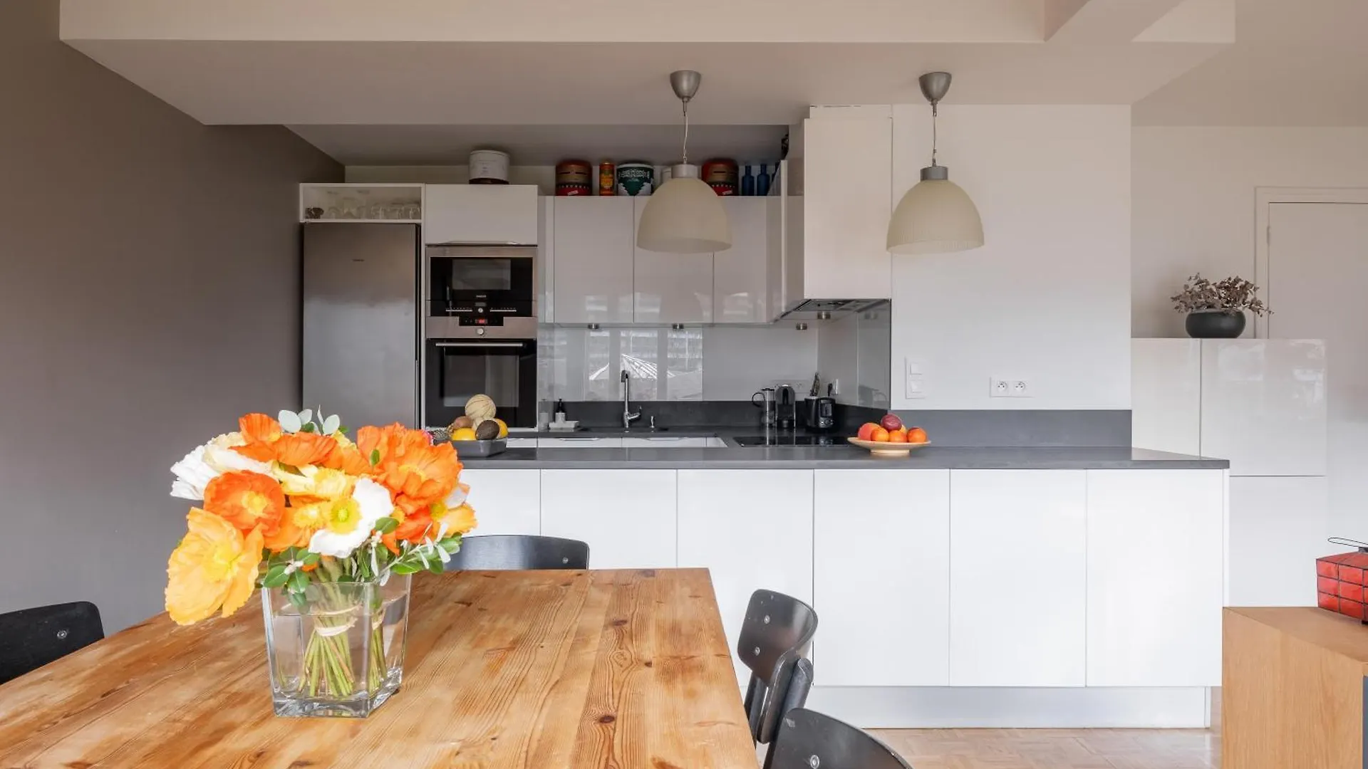 Veeve - Grand In Grey Apartment